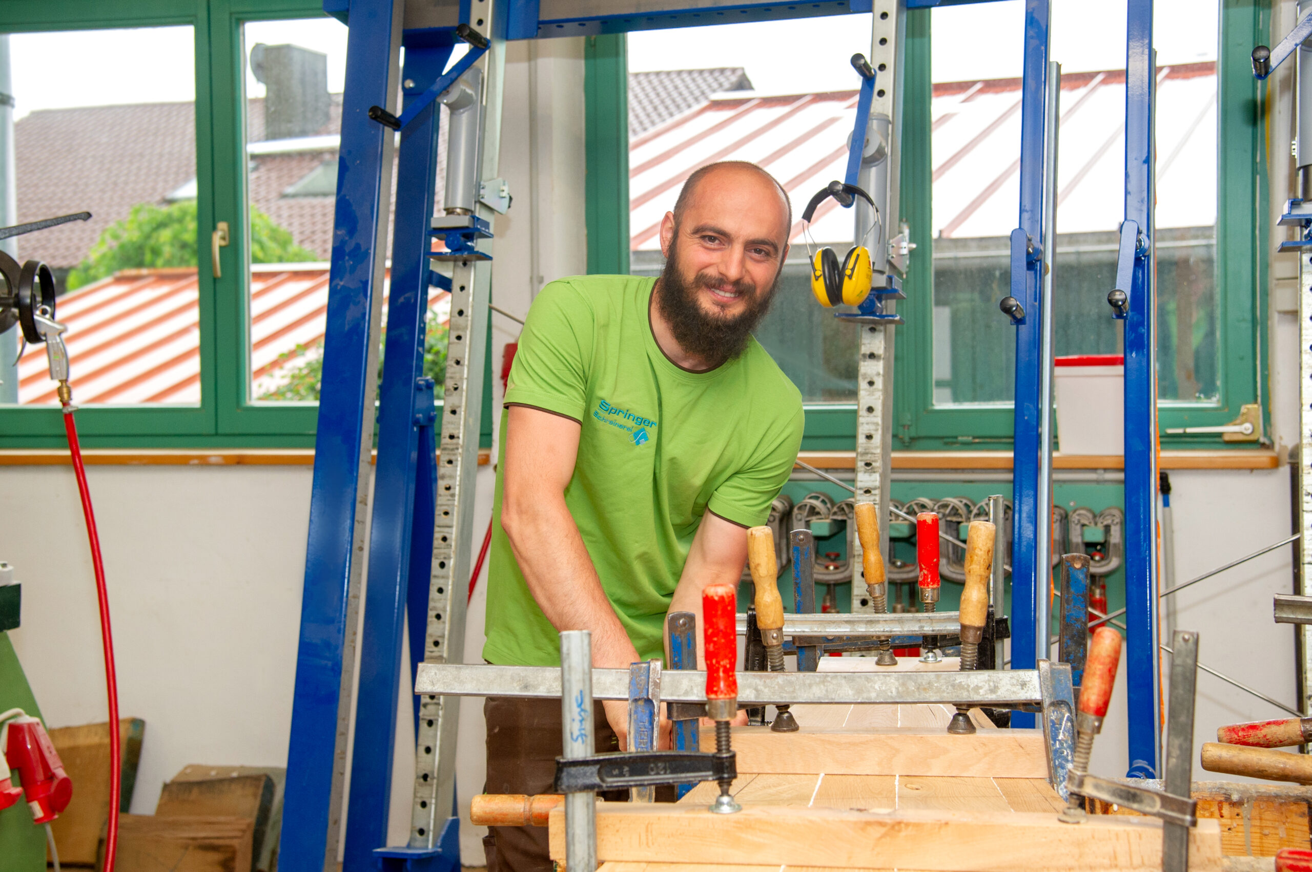 Mitarbeiter beim Zusammenleimen