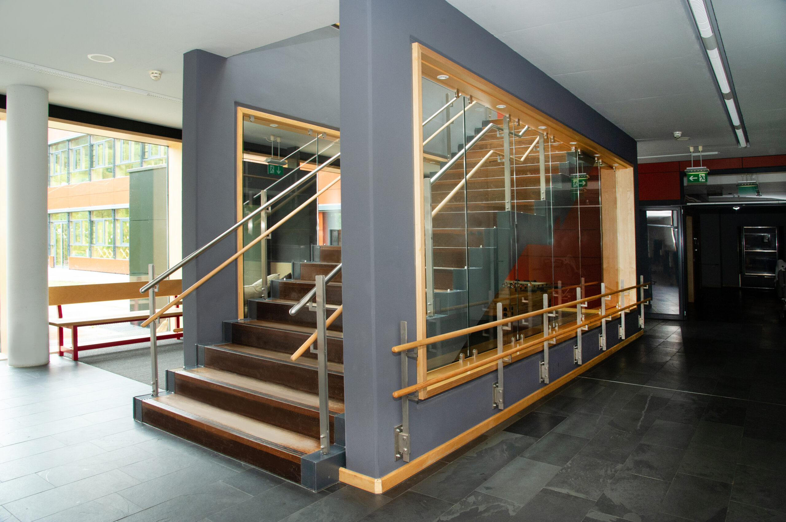 Treppe mit Geländer und Glas