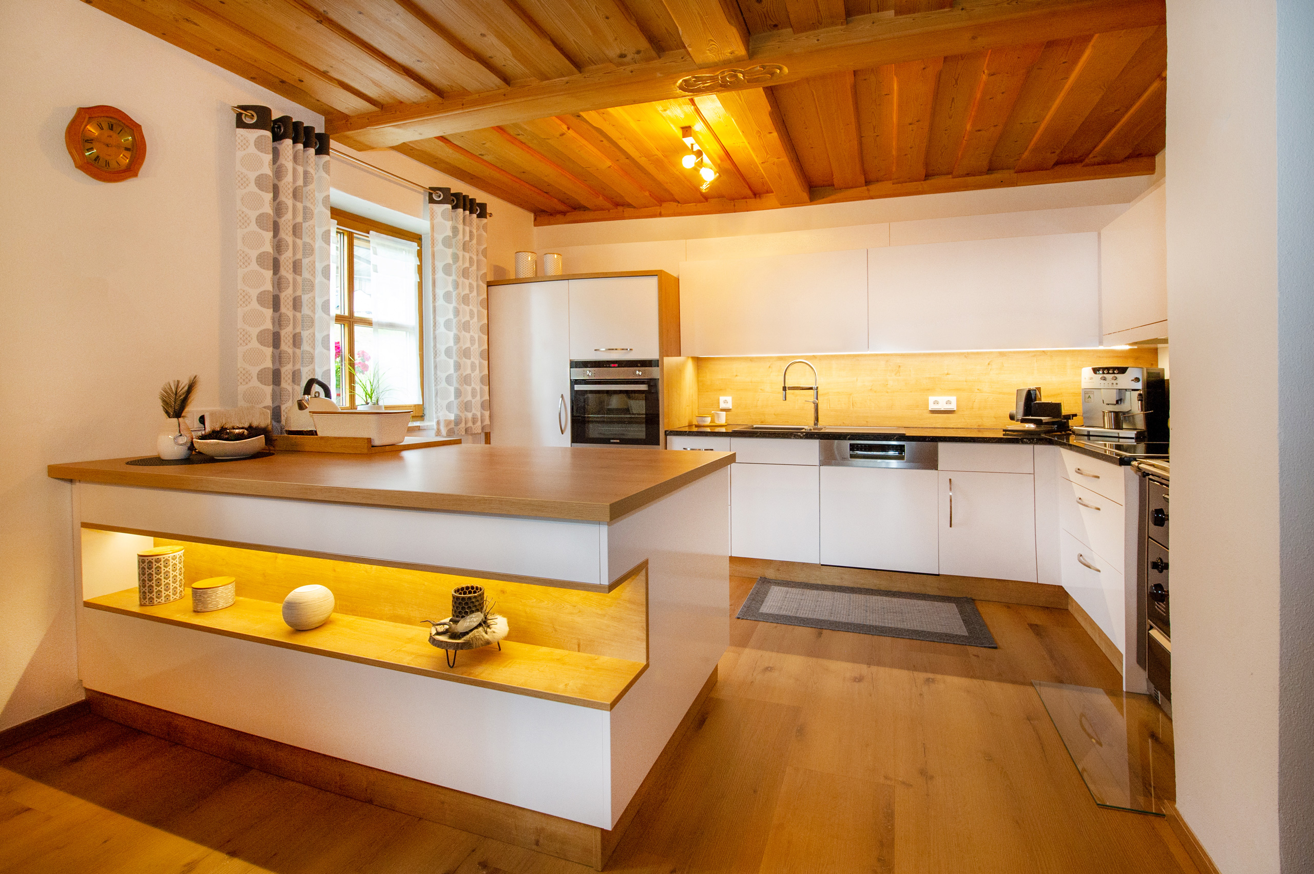 Weiße Küche mit Holzarbeitsplatte