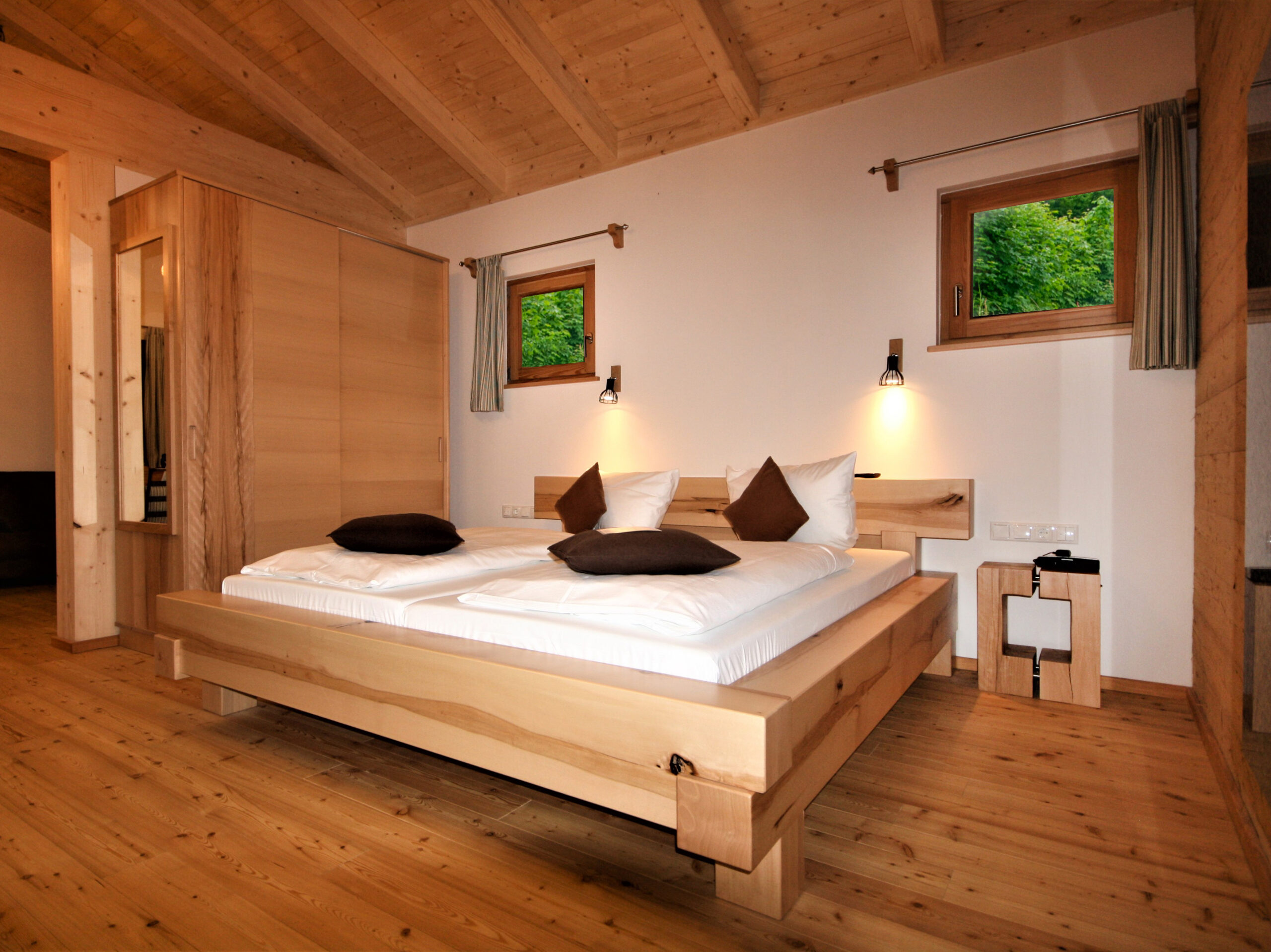 Bett aus Holzbalken